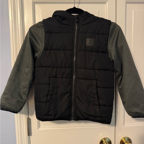 Under Armour Other - Under Armour Boys Hooded Puffer Jacket – Size 7
🖤 Sleek • Warm • Sporty